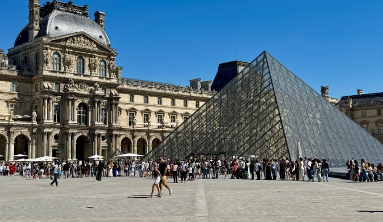 First-Time Visit to Paris: Tips, Neighborhoods & Must-See Attractions